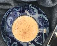 Lorsqu'il pleut et que tout ce dont j'ai envie c'est me blottir sous la couverture en lisant un bon livre, rien de mieux qu'un bon chocolat chaud à la citrouille…