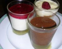Mousse choco, panna cotta au coulis de framboises, tiramissu aux spéculos