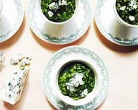 L'épinard, on l'aime pour sa teneur en fer et sa jolie couleur verte. Marié au roquefort, il conquiert tous les gourmands
