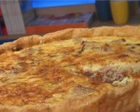La tarte au thon, un grand classique en matière de tarte : à accompagner d'une salade pour un repas sain et complet, prêt rapidement et simplement !