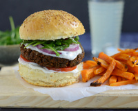 Burger végétarien et frites de patates douces