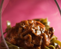 Recette tiré du livre La cuisine aux huiles essentielles d'Aymeric Pataud, tagliatelles sauce tomate aux olives grecques, câpres, anchois et mélange "Anisé"