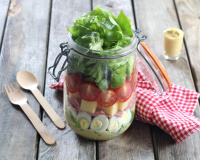 Salade en bocal : la recette parfaite à emporter avec jambon, œufs et fromage, prête en quelques minutes