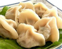 Raviolis chinois garnis de viande hachée, cuits à la vapeur puis frits.
