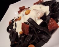 Pâtes à l'encre de seiche, chorizo et pignons à la crème de parmesan