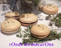 Un macaron sucré, avec une ganache original, chocolat noir, pour la gourmandise,et thym frais pour une note de fraîcheur