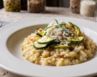 Ce risotto ultra crémeux est la recette parfaite pour écouler les courgettes de votre frigo