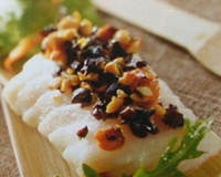 Dos de cabillaud et son crumble de noisettes et d''olives