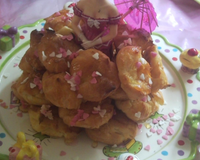 Pièce montée (robe) avec des petits choux, scellé par du caramel. Le gâteau idéal pour les petites filles!