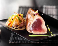 Grenadins de veau aux morilles, marbrés de marrons et d'asperges vertes