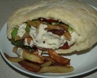 Accompagnez cette sauce de salade, d'oignons, de tomates, de frites maison et de viande à kebab.
Le tout dans le pain kebab à retrouver dans mes autres…