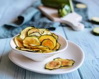 Idéal pour l’apéritif, découvrez comment faire des chips de courgettes sans friteuse !