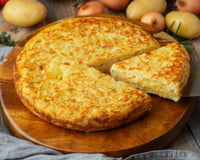 Dîner express  : voici comment sublimer un simple oignon et 2 œufs en une omelette dorée et fondante