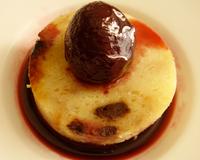 Il s'agit d'un gâteau à base de viennoiseries rassies et d'une soupe de cerises fraîche parfumée au porto et au vin rouge.