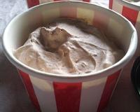 Bien crémeuse et onctueuse, j’y ai ajouté des morceaux de chocolat pour apporter un léger croquant et par-là même encore plus…