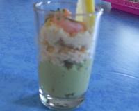 Verrine d'avocat et surimi, mini crevette rose.