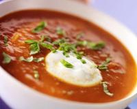 Soupe de tomates, poivrons et concombres à servir froide.