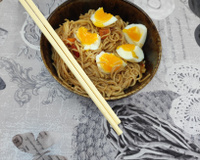 Nouilles à la sauce soja et oeuf mollet