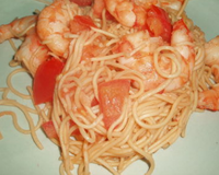 Un sauté de nouilles au gambas aromatisé d'un mélange de miel et d'épices.