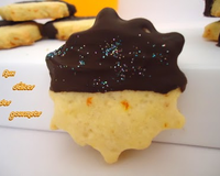 Voici des sablés bicolores aux amandes et au chocolat parfumés à l'orange. Ils sont très simples et faciles à réaliser