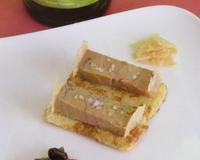 Le vin blanc Noémie Vernaux apporte une touche d'acidité à ce pain perdu qui se marie très bien avec le foie gras, le chutney et la tuile…