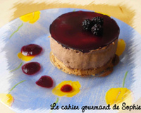 Entremet croquant praliné, mousse chocolat et miroir de mûres
