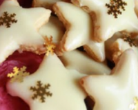 Une petite astuce déco gourmande pour les fêtes, préparez des sablés de toutes les formes (laissez parler votre imagination, étoiles, ronds, fleurs...) et faites un trou…