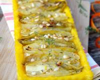Une tarte à la pâte moelleuse et croustillante de polenta agrémentée de délicieuses endives braisées à l'orange