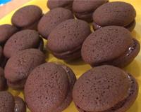 Deux coques au chocolat, un coeur Nutella, pour un plein de gourmandise. Les whoopies sont simples à réaliser et se dégustent du bout des doigts.