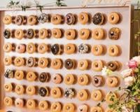 Mariage tendance avec ce mur de donuts