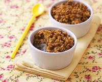 Célébrons le retour du soleil et l'arrivée des légumes d'été sur nos étals avec une savoureuse recette de crumble salé, qui accompagnera avantageusement vos grillades