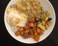 Sauce vegan aux champignons accompagnée de légumes rôtis