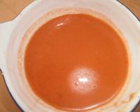 Un délicieux gaspacho de tomates.