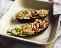 De délicieuses aubergines au four farcies aux légumes.