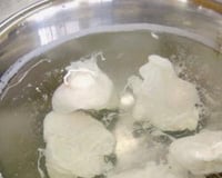 Œufs pochés sur poivrons confits