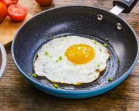 Cette astuce surprenante permet de cuire un œuf au plat sans une goutte d’huile (et ça marche vraiment)
