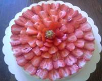 Fraises tranchées sur crème pâtissière et pâte sablée.