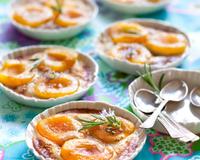 Petits clafoutis aux amandes, accompagnés de granité à l'amaretto.