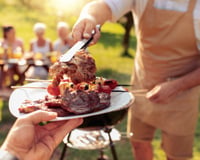 Barbecue : avant et après cuisson, ce qu'il faut faire avec la viande pour éviter une contamination bactérienne