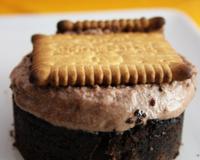 Un dessert très chocolaté qui saura vous replonger dans l'enfance. Des biscuits petits beurres qui viennent remplacer la farine, une crème qui vient napper le gâteau.…