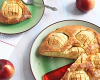 Une recette de gâteau aux pommes qui sait relier le moelleux et le croustillant d'un gâteau au yaourt.