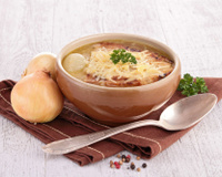 “Excellente !” : voici comment faire une bonne soupe à l’oignon, idéale pour se faire du bien un lendemain de fête !