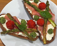 Bruschetta aux asperges vertes, Mozzarella Di Bufala et jambon de Parme