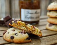 Je vous propose donc une recette de cookies aux pépites de chocolat avec un insert à la confiture de lait, une recette vraiment régressive et 100% gourmande :-)