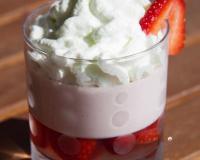Une gelée de verveine emprisonnant des gariguettes, une pana cotta avec des gariguettes et une chantilly à la verveine font de ce dessert un régal…