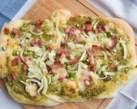 Pizza pesto jambon et oignons