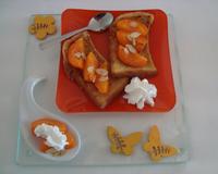 Des abricots moelleux et gorgés de soleil sur une brioche croustillante.