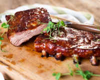 Philippe Etchebest partage sa recette de ribs de porc laqués (à manger avec les doigts ou pas)