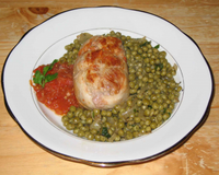 Paupiette de veau avec des tomates et des petits pois