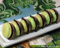 Un macaron alliant la menthe, le chocolat, et le célèbre petit palet carré, qui fond tout en douceur sous la bouche... Et une présentation…